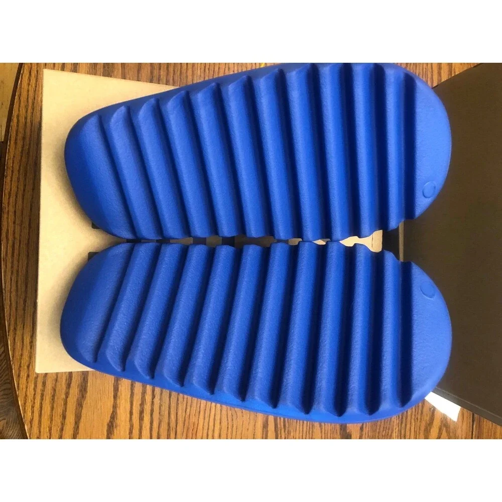 ADIDAS YEEZY SLIDES “AZURE” SIZE 8M